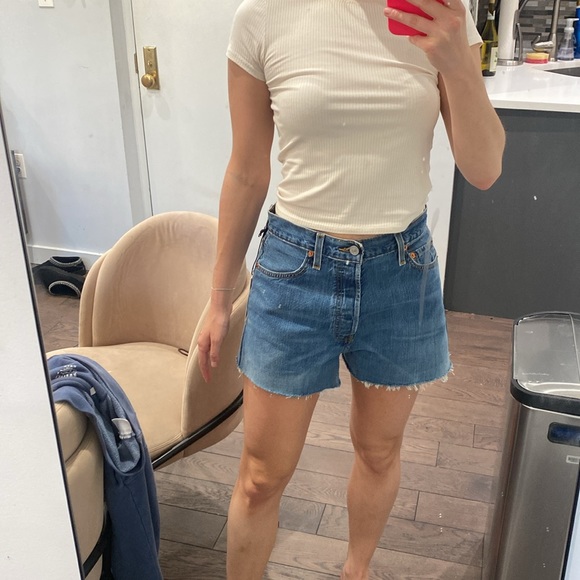 Redone x Levi Jean Shorts! Size 24 (they run BIG) I’m a 26 and they’re baggy! - Picture 4 of 5